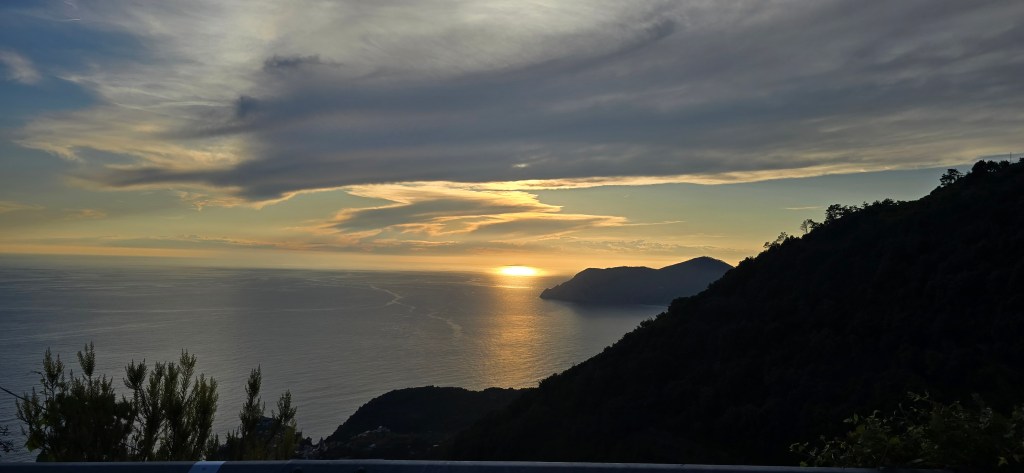 Radici by Miky: 𝑹𝒊𝒑𝒓𝒆𝒏𝒅𝒆𝒓𝒆 𝒊𝒍 𝒑𝒂𝒔𝒔𝒂𝒕𝒐, 𝒎𝒐𝒅𝒆𝒍𝒍𝒂𝒓𝒍𝒐 𝒏𝒆𝒍 𝒑𝒓𝒆𝒔𝒆𝒏𝒕𝒆, 𝒑𝒓𝒐𝒊𝒆𝒕𝒕𝒂𝒓𝒍𝒐 𝒏𝒆𝒍&nbsp;𝒇𝒖𝒕𝒖𝒓𝒐